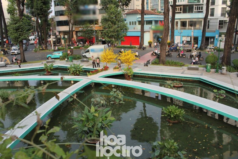 Nhìn từ trên cao, toàn cảnh Hồ Con Rùa thật xanh mướt, thích hợp với những bộ ảnh áo dài nhẹ nhàng chào Xuân.