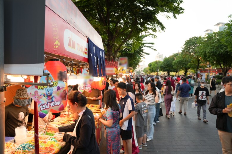 Bên cạnh cảnh trí, đường hoa Nguyễn Huệ còn có khu vực ẩm thực với đa dạng các món ăn để phục vụ nhu cầu của thực khách.