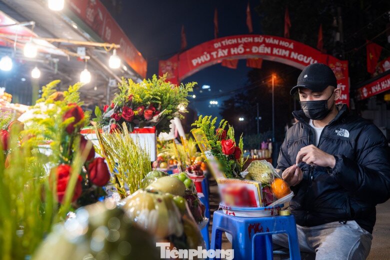 Anh Tiến Dũng cho biết, năm qua công việc tương đối ổn định nên đến phủ Tây Hồ làm lễ tạ. “Trời còn tờ mờ sáng nhưng người đi lễ đã rất đông, ai cũng thành tâm cầu mong một năm mới bình an”.