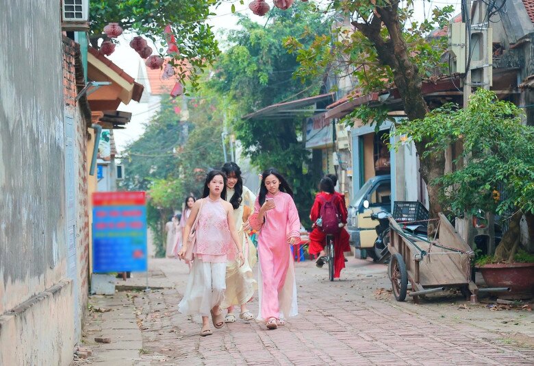 Được xem là một trong những ngôi làng ở Việt Nam còn giữ gần như nguyên vẹn cấu trúc truyền thống với cổng làng, bến nước, cây đa, sân đình và hàng trăm nếp nhà đá ong, Đường Lâm từ lâu đã là điểm đến quen thuộc của du khách. Vài năm gần đây, nơi này còn trở thành toạ độ check-in áo dài được giới trẻ đặc biệt yêu thích mỗi dịp Tết đến, xuân về.