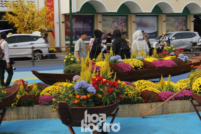 Hoa và các tiểu cảnh được thiết kế với rất nhiều màu sắc đa dạng, đủ sức khiến tấm ảnh check-in của bạn trông rực rỡ hơn bao giờ hết.