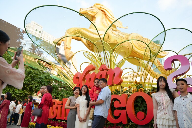 Khách tham quan thích thú chụp ảnh với linh vật ngựa trung tâm. Linh vật này có tổng chiều cao lên đến 11m, được thi công tinh xảo, là biểu tượng tương ứng với thông điệp chủ đề “Xuân hội tụ - Vững bước vươn mình”.