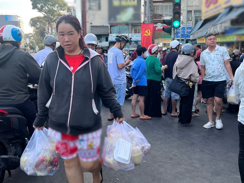 Xếp hàng mua gà luộc, vịt quay cúng amp;#34;hóa vàngamp;#34; mùng 3 Tết - 6