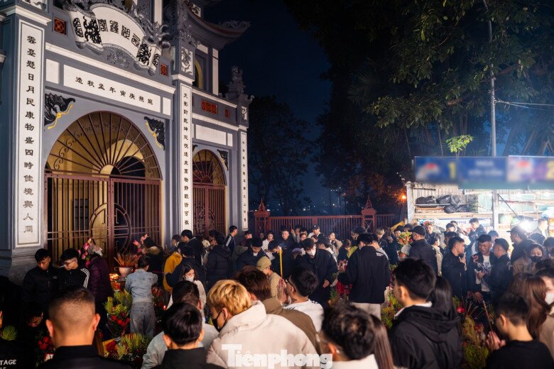 Phủ Tây Hồ là một trong những địa điểm tâm linh quan trọng trong đời sống tinh thần người Hà Nội, thờ Chúa Liễu Hạnh - người được triều nhà Nguyễn phong là “mẫu nghi thiên hạ”, một trong “Tứ bất tử” của Việt Nam. Vào ngày Rằm, mùng 1 hàng tháng, người dân thường đến đây để thắp hương, dâng lễ cầu bình an.