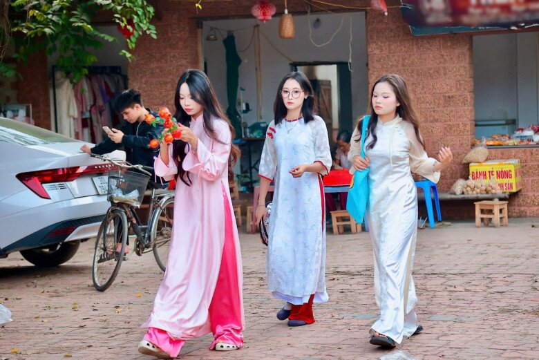 Tranh thủ ngày cuối tuần thời tiết mát mẻ, không quá lạnh, nhiều nhóm bạn trẻ rủ nhau đến làng cổ Đường Lâm để cùng lưu lại những hình ảnh đẹp.