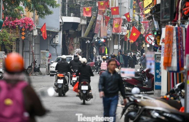Hà Nội những ngày này tạnh ráo, nắng nhẹ về trưa chiều khiến không khí mua sắm tại khu vực phố cổ càng thêm náo nhiệt.