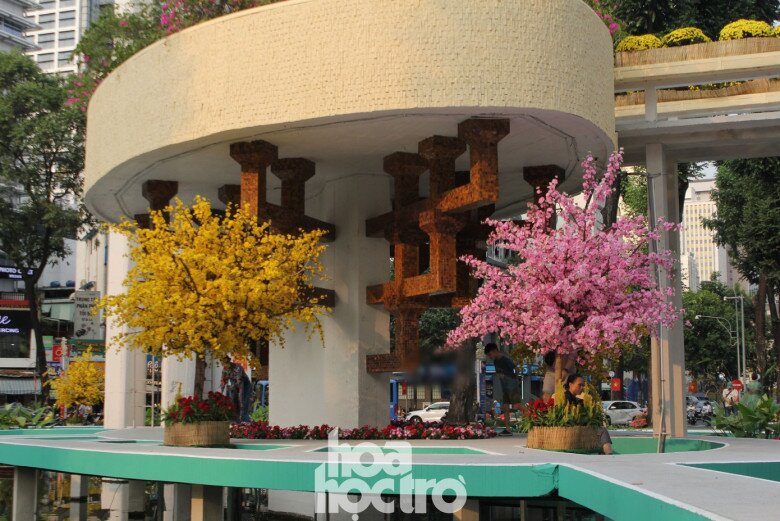 Các tiểu cảnh hoa xuân ở chân tháp.