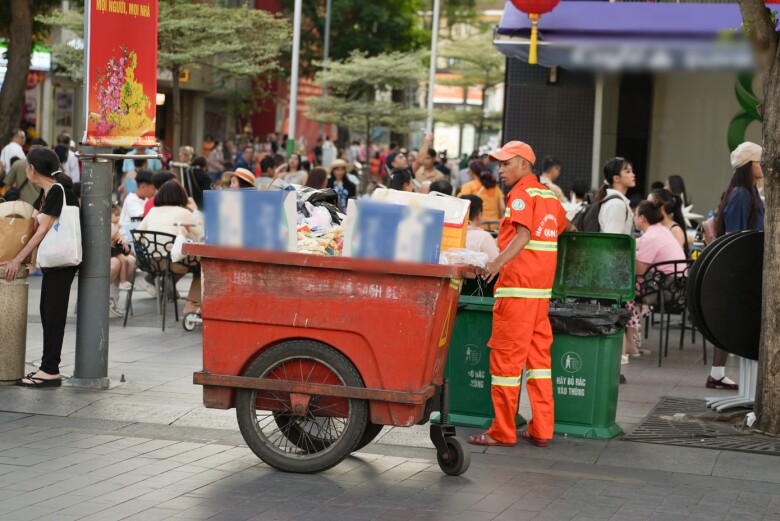 Dù phố đi bộ đón đông đảo lượng khách tham quan nhưng vẫn luôn sạch sẽ nhờ có lực lượng công nhân vệ sinh túc trực.