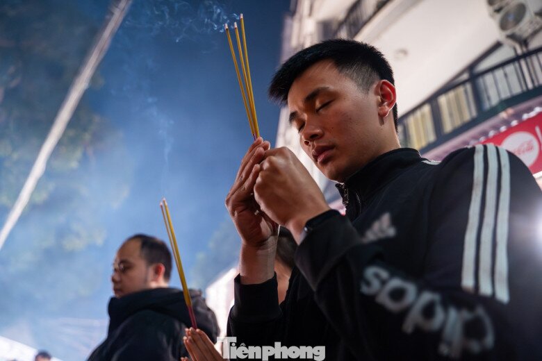 Đinh Khang (phường Từ Liêm, Hà Nội) chia sẻ: Dịp cuối năm mình tìm đến phủ để cầu sức khỏe cho gia đình và mong công việc làm ăn trong thời gian tới gặp nhiều thuận lợi.