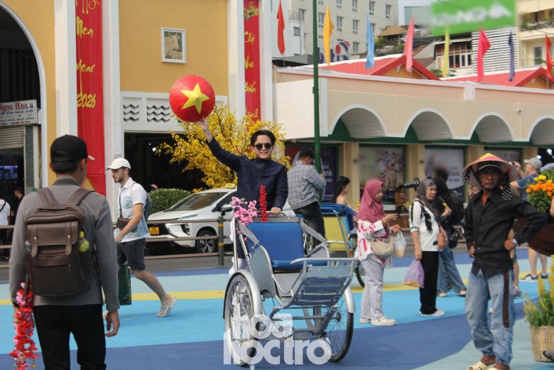 Mọi người hân hoan, vui vẻ check-in, quay TikTok… lưu giữ khoảnh khắc năm mới đầy hớn hở, vui tươi tại chợ.