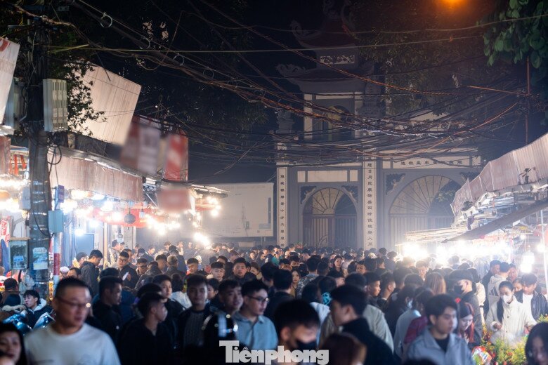 Với quan niệm đầu năm xin lộc, cuối năm trả lễ, đúng 0h 19/1 (mùng 1 âm lịch cuối cùng của năm Ất Tỵ), nhiều người dân đã có mặt tại phủ Tây Hồ để làm lễ tạ.