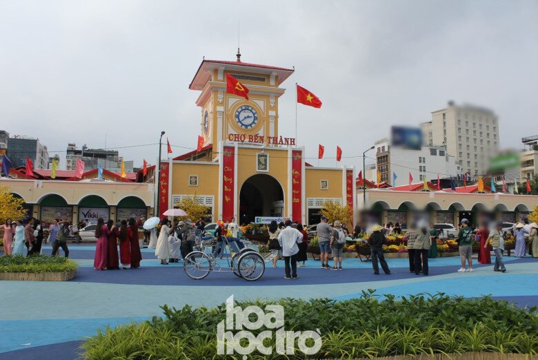 Chợ Bến Thành khoác lên mình màu áo vàng rực rỡ, cùng với những câu đối đỏ đậm sắc Xuân.