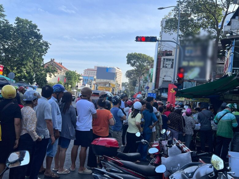 Xếp hàng mua gà luộc, vịt quay cúng amp;#34;hóa vàngamp;#34; mùng 3 Tết - 10