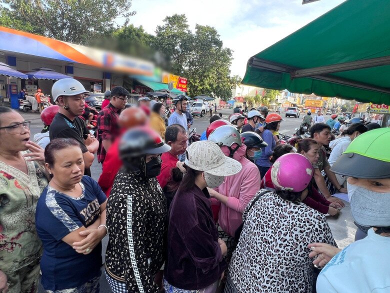 Xếp hàng mua gà luộc, vịt quay cúng amp;#34;hóa vàngamp;#34; mùng 3 Tết - 11