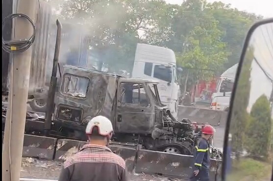 Đầu xe bị thiêu rụi sau vụ cháy.