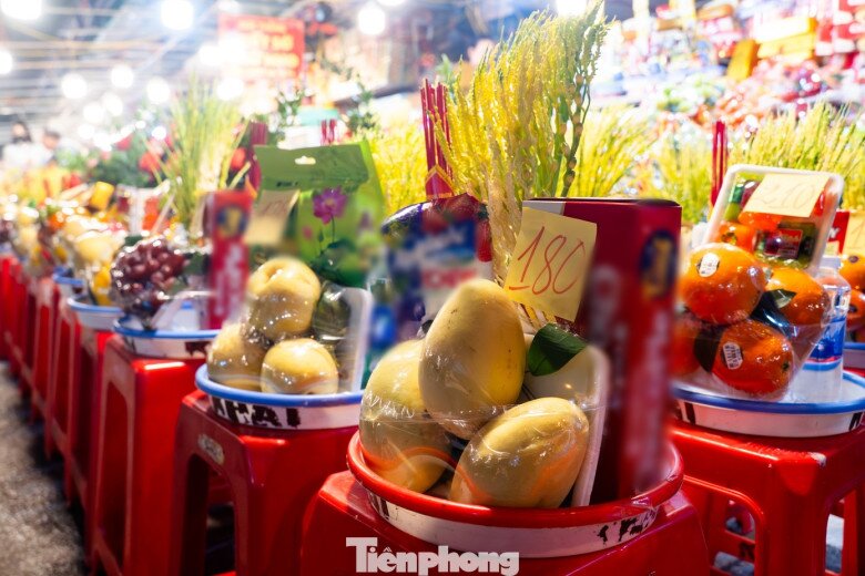 Đồ lễ được các sạp bên ngoài cổng bán theo mâm. Mỗi mâm lễ có giá khoảng 150.000 - 300.000 đồng.