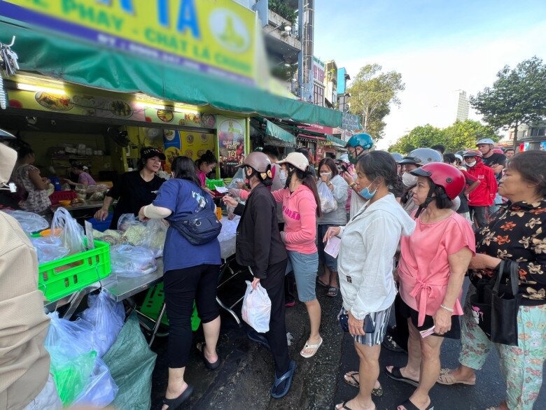 Ngày 19/2 (mùng 3 Tết), tại quán gà luộc trên đường Trần Phú (phường Chợ Quán, TPHCM), cả trăm người xếp hàng chờ mua gà cúng tiễn ông bà.