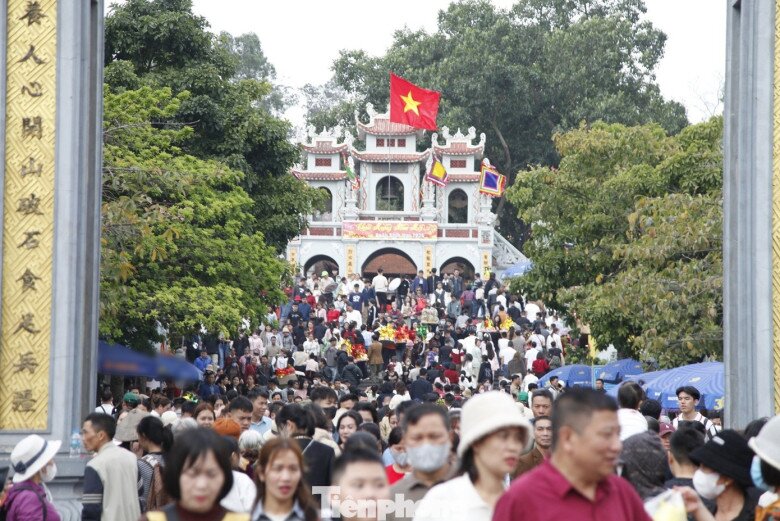 Biển người chen nhau vay tiền ở đền Bà Chúa Kho 26 img src/upload/1-2026/images/2026-02-23/1771816077-tp-9-width1123height748.jpg width660 /