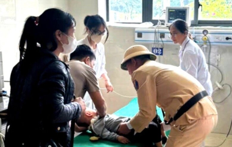 Lực lượng cảnh sát giao thông hỗ trợ kịp thời đưa cháu bé đến bệnh viện cấp cứu.
