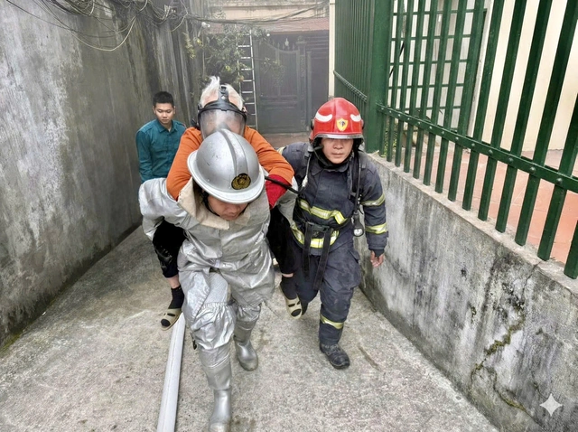 Vụ cháy bùng phát tại một căn nhà trên đường Âu Cơ, phường Tây Hồ, Hà Nội khiến 2 bà cháu mắc kẹt ở tầng 2. Lực lượng chức năng nhanh chóng tiếp cận, tổ chức thoát khói và đưa các nạn nhân xuống an toàn.