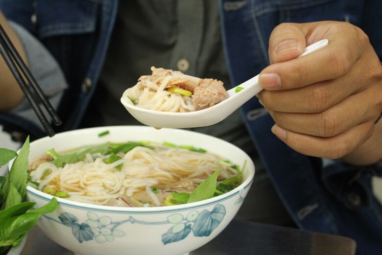 Tô phở Tàu Bay đầy bánh và thịt