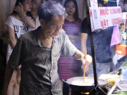 Lifestyle - "Chú gù Nhà thờ Đức Bà Sài Gòn" bán món ăn thơm nức, khách xếp hàng chờ mua