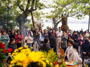 Tin tức - Phủ Tây Hồ đông nghịt người đi tạ lễ trưa Rằm tháng Chạp