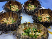 Lifestyle - Khách nước ngoài thích thú thử món được ví như "nhân sâm của biển" ở Việt Nam