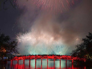 Tin tức - Hồ Gươm rực rỡ pháo hoa, hàng vạn người hò reo đón năm mới