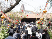 Biển người đổ về chùa Phật Tích chiêm bái tượng Phật nghìn năm tuổi