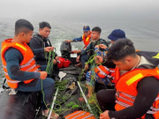 Người nhái đặc công Hải quân tìm kiếm nạn nhân vụ lật tàu ở hồ Thác Bà