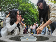 Lifestyle - Lặn lội xa xôi xin lộc tình duyên, rửa mặt bằng nước giếng đầu năm mới