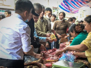Lifestyle - Món "đỏ" đầu năm hút khách tại chợ Viềng Ninh Bình, chưa kịp mua đã "cháy hàng"