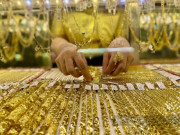 Tin tức - Giá vàng hôm nay mới nhất (1/3) tiếp đà tăng: Nhà vàng dừng bán, người mua vẫn xếp hàng xuyên trưa