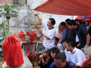 Lifestyle - Ở Hà Nội có phiên chợ bán thứ nghe tên ngượng đỏ mặt, khách chủ yếu là đàn ông, có người chỉ đến ngắm chứ không mua