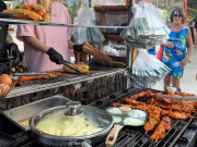 Lifestyle - Khách Tây xếp hàng, chờ 40 phút mua bánh mì giá 70 nghìn ở vỉa hè Đà Nẵng