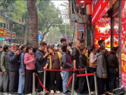 Tin tức - Giá vàng lao dốc, người dân Hà Nội đổ xô xếp hàng "bắt đáy"