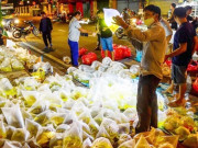 Lifestyle - Ở TP.HCM có phiên chợ mở từ 3 giờ sáng, khách muốn mua phải soi đèn, hơn 50 năm chỉ bán một mặt hàng