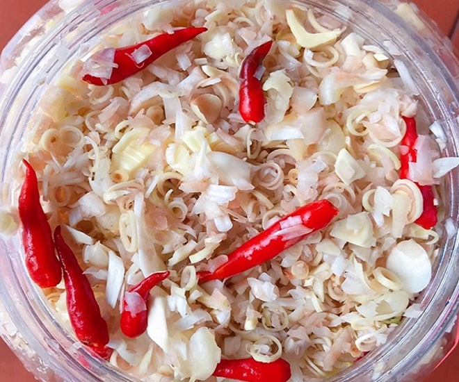 Nhút được làm từ nguyên liệu là quả mít non, thái mỏng ra rồi đem muối cùng một số gia vị tạo nên vị chua, cay, mặn, ngọt vô cùng hấp dẫn