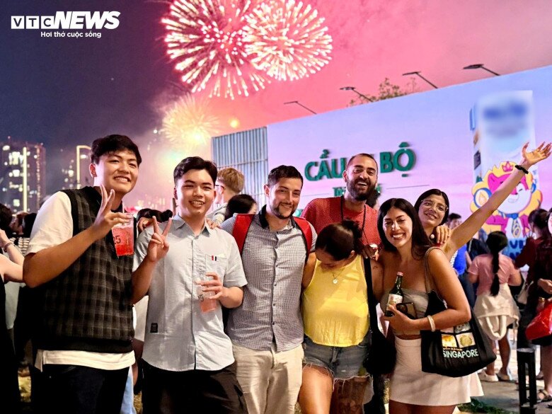 Nhiều du khách quốc tế chọn TP.HCM làm điểm đến đón giao thừa, hòa mình vào không khí lễ hội rộn ràng của thành phố mang tên Bác.