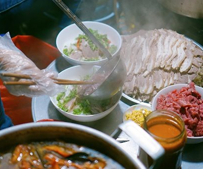 Phở gánh nhộn nhịp về đêm