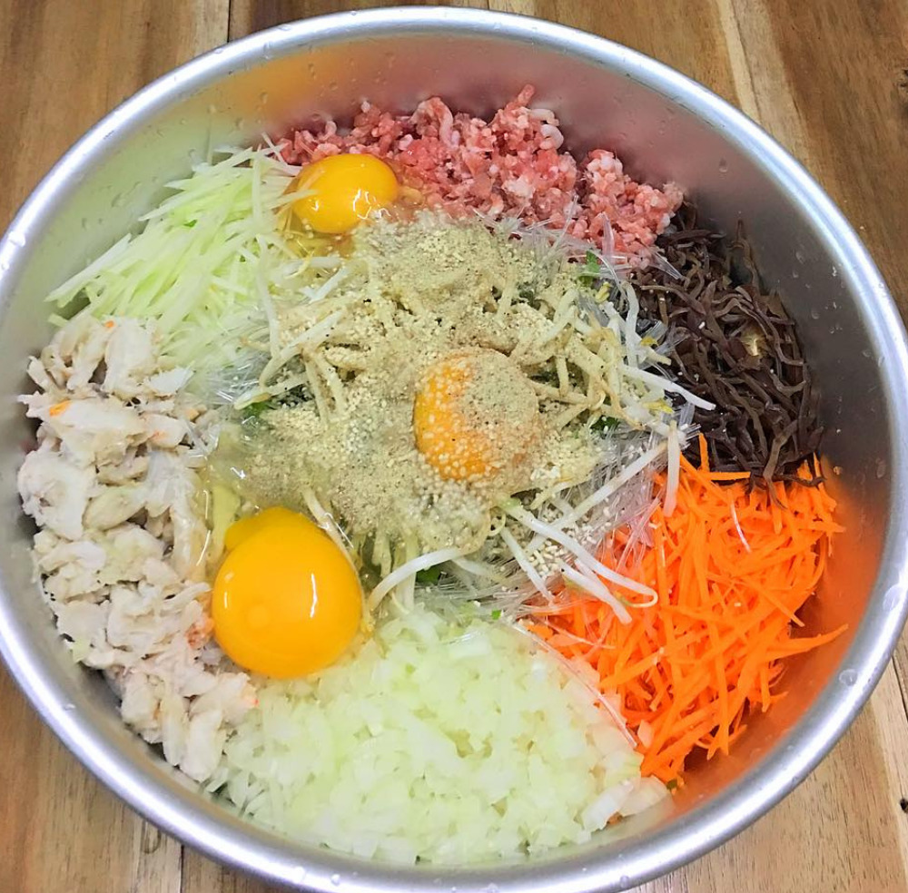 Nguyên liệu làm nem cua bể khá cầu kỳ