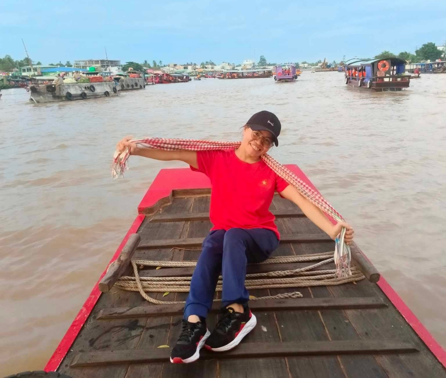 Dù hoàn cảnh thế nào, Hằng vẫn luôn giữ nụ cười trên môi, lạc quan và yêu đời