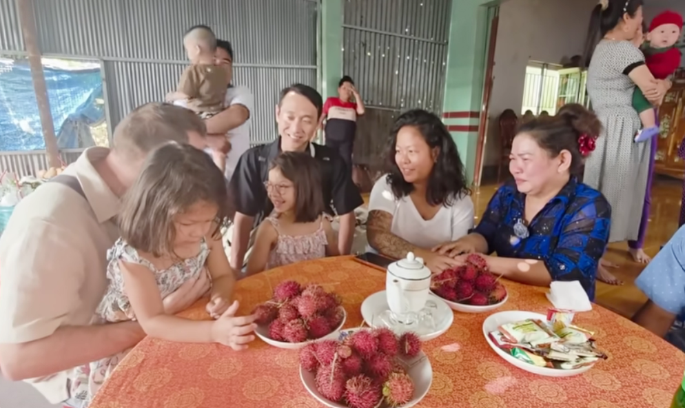 Gia đình đoàn tụ sau 31 năm tưởng như chẳng còn cơ hội