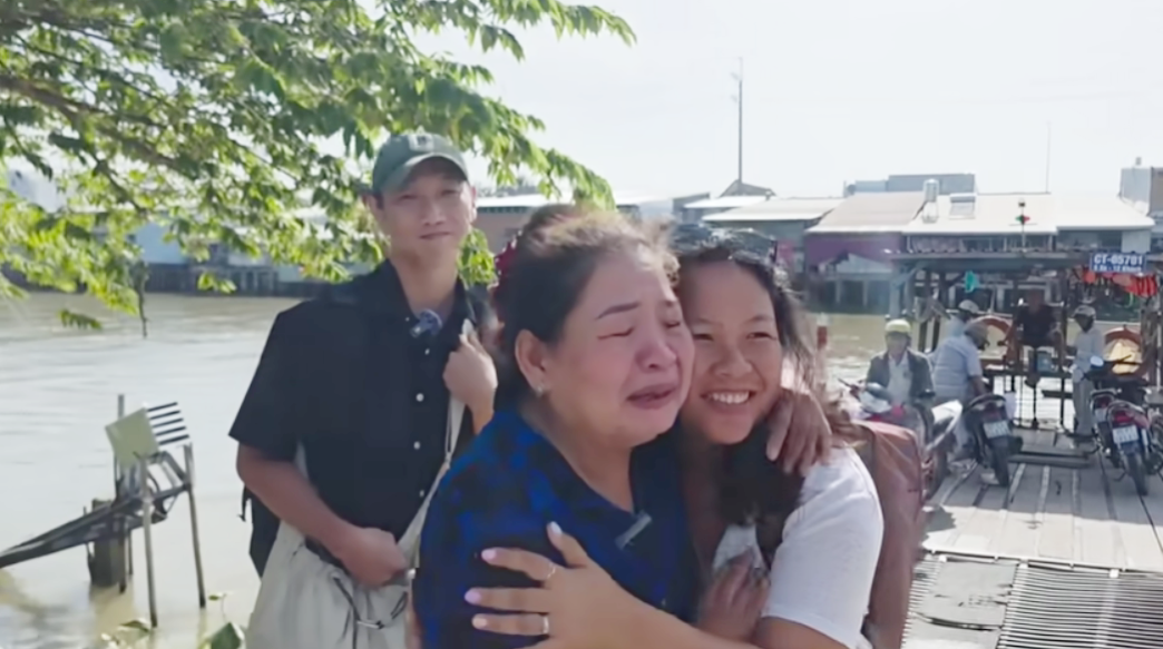 Cô Vàng ôm lấy con gái, bật khóc nức nở