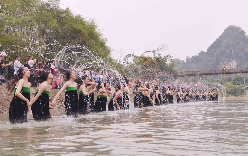 Con Gái Người Thái Gội Đầu Để Xua Đi Hết Đen Đủi Của Năm Cũ, Chào Năm Mới May Mắn