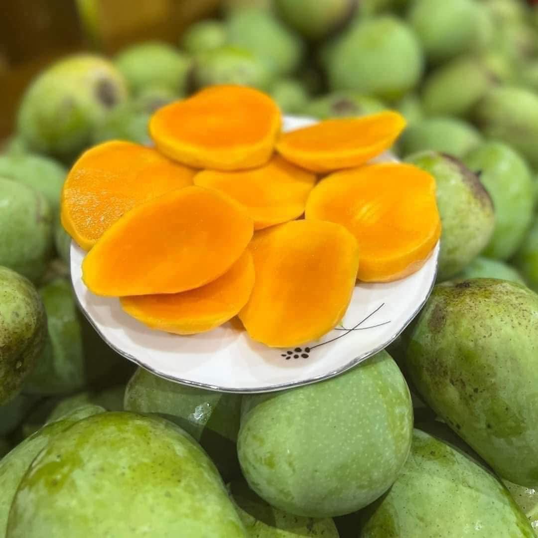 Xoài khi chín cho cùi dày, có màu đỏ hoặc vàng cam, khi ăn sẽ thấy vị ngọt thanh đọng lại nơi đầu lưỡi, đặc biệt mùi rất thơm.