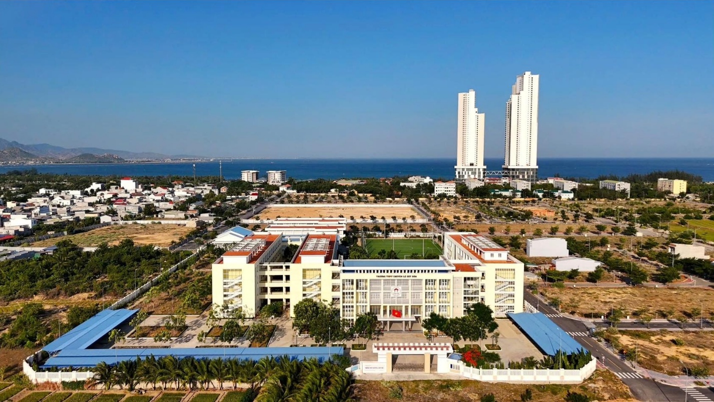 Khuôn viên rộng rãi của Trường THPT Chyên Lê Quý Đôn