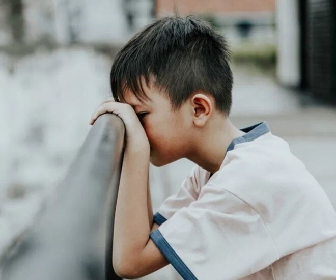 Cha mất rồi, đứa trẻ chẳng còn biết nguồn cội (Ảnh minh họa)