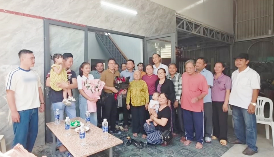 Đại gia đình chào đón chị Xuân trở về